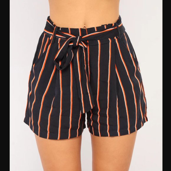 Fashion Nova tie front pleated shorts - Picture 1 of 7